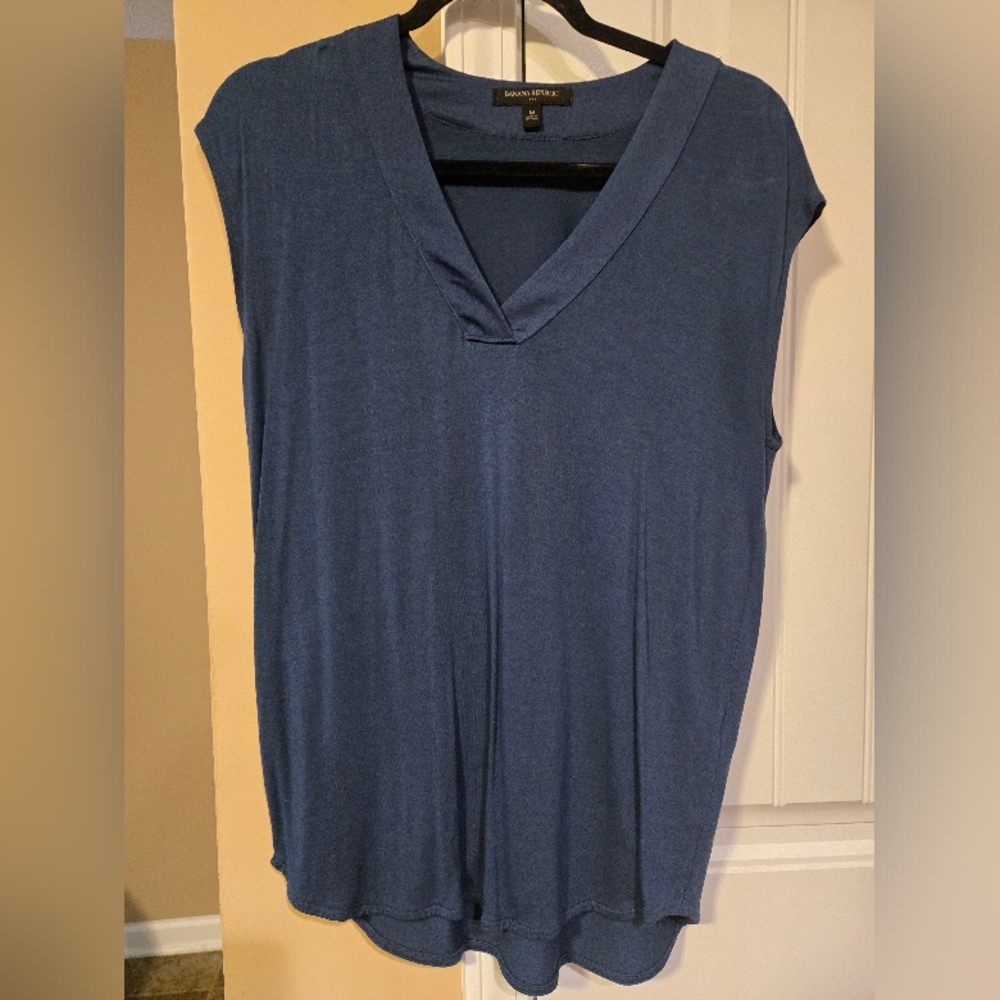Banana Republic Women's Blue V-Neck Top Sz Medium